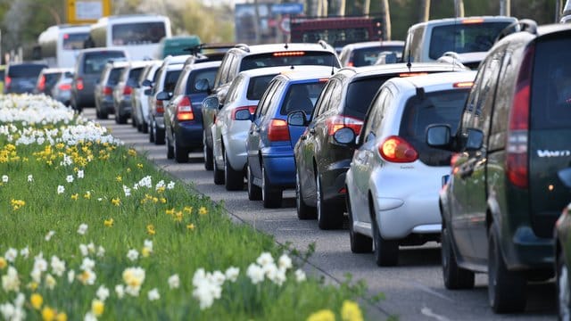 Der ADAC warnt vor Belastungen für Pendler durch eine mögliche CO2-Steuer.