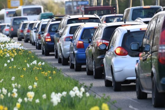 Der ADAC warnt vor Belastungen für Pendler durch eine mögliche CO2-Steuer.