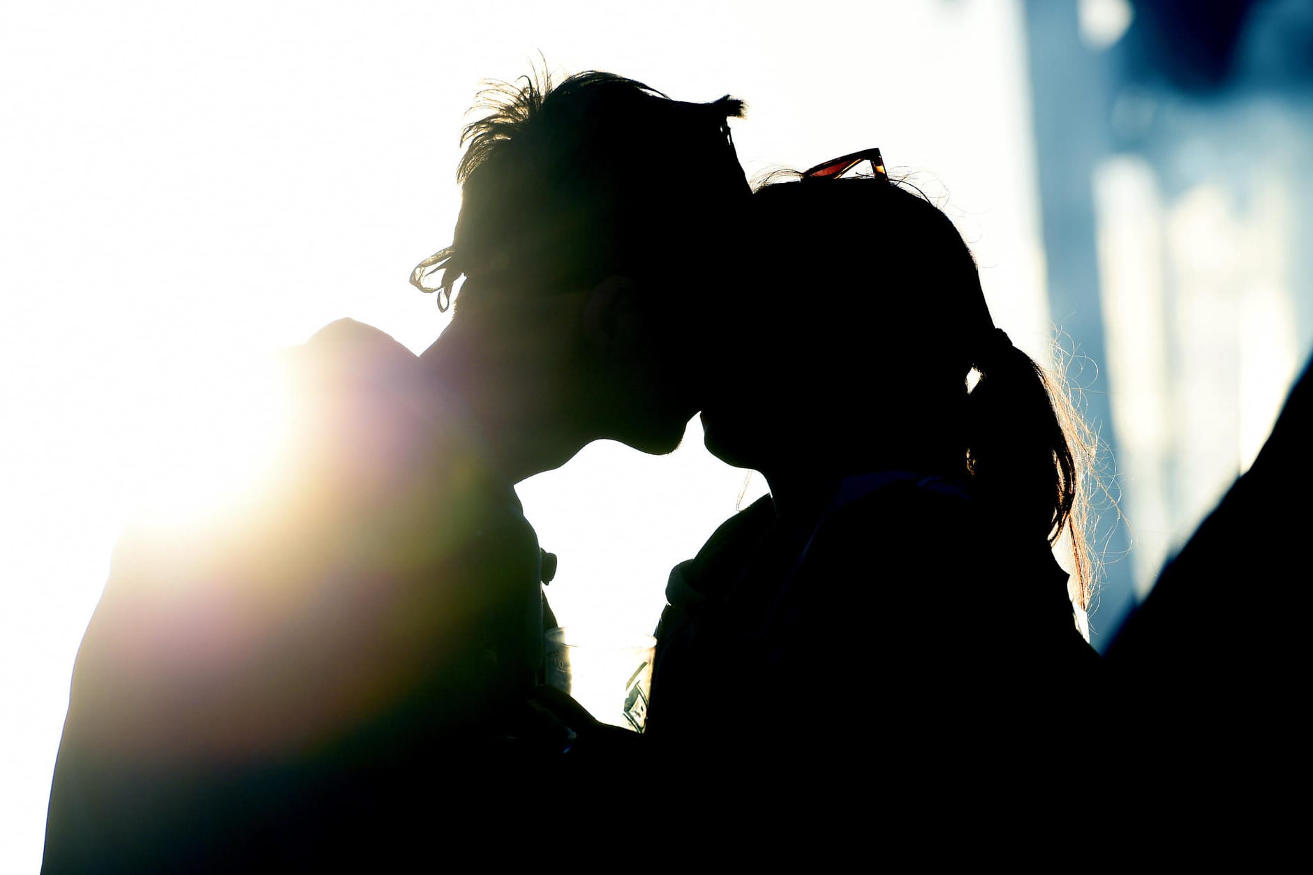 Junges Pärchen küsst sich: Es wird verstärkt vor der heimtückischen "Loverboy"-Methode gewarnt.