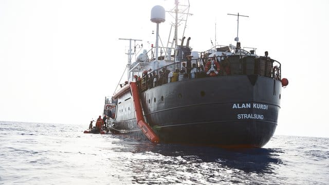 Flüchtlinge werden vor der Küste von Libyen von Mitgliedern der Rettungsorganisation Sea-Eye auf deren Schiff "Alan Kurdi" gebracht. Flüchtlinge werden vor der Küste von Libyen von Mitgliedern der Rettungsorganisation Sea-Eye auf deren Schiff "Alan Kurdi" gebracht.