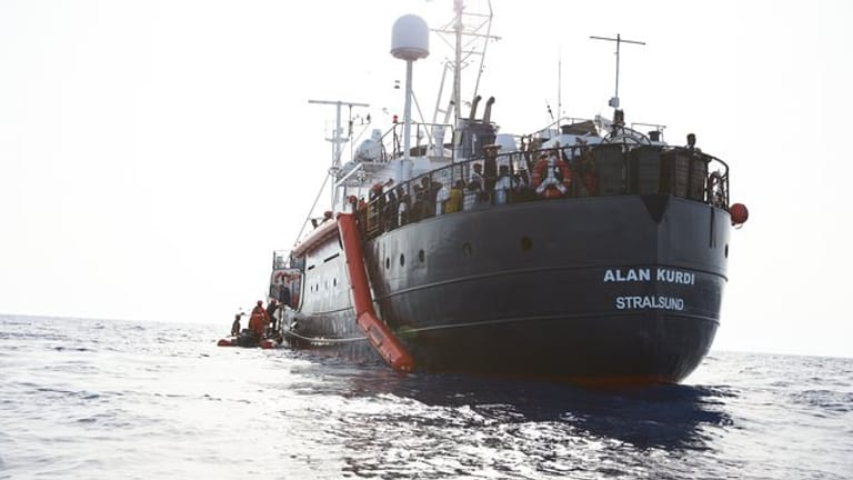 Flüchtlinge werden vor der Küste von Libyen von Mitgliedern der Rettungsorganisation Sea-Eye auf deren Schiff "Alan Kurdi" gebracht.