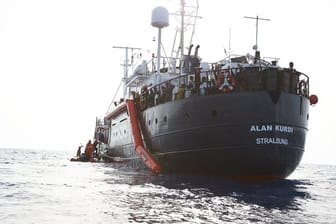 Flüchtlinge werden vor der Küste von Libyen von Mitgliedern der Rettungsorganisation Sea-Eye auf deren Schiff "Alan Kurdi" gebracht.
