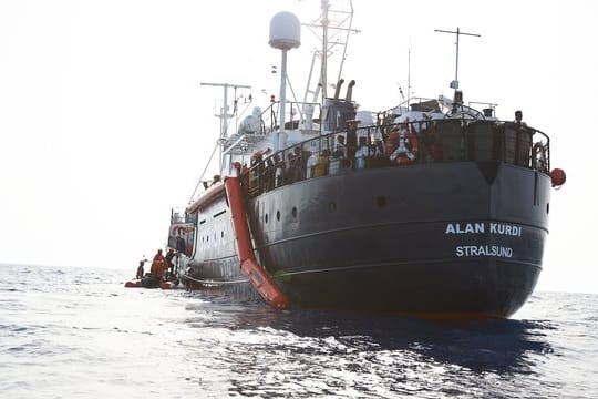 Flüchtlinge werden vor der Küste von Libyen von Mitgliedern der Rettungsorganisation Sea-Eye auf deren Schiff "Alan Kurdi" gebracht.