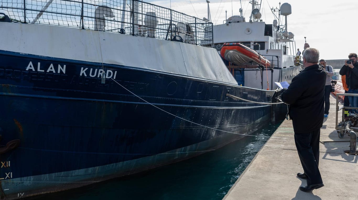 Die "Alan Kurdi": Das unter deutscher Flagge fahrende Schiff hat Menschen aus dem Mittelmeer gerettet (Archivbild).