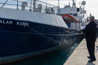 Die "Alan Kurdi": Das unter deutscher Flagge fahrende Schiff hat Menschen aus dem Mittelmeer gerettet (Archivbild).