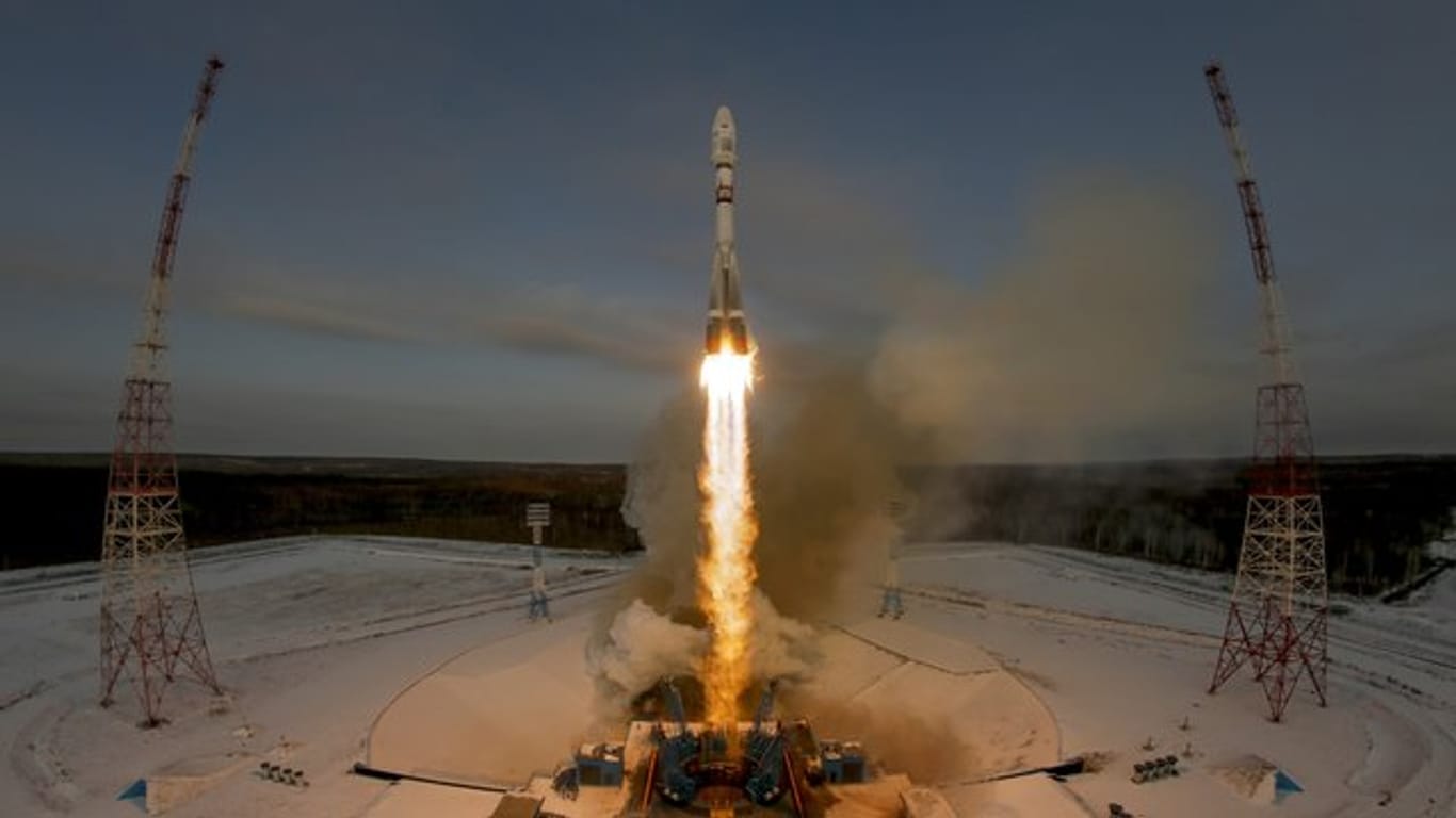 Eine russische Sojus-Rakete hebt von der Startrampe des Kosmodroms des Weltraumbahnhofs Wostotschny ab.
