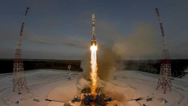 Eine russische Sojus-Rakete hebt von der Startrampe des Kosmodroms des Weltraumbahnhofs Wostotschny ab. Eine russische Sojus-Rakete hebt von der Startrampe des Kosmodroms des Weltraumbahnhofs Wostotschny ab.