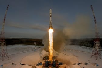 Eine russische Sojus-Rakete hebt von der Startrampe des Kosmodroms des Weltraumbahnhofs Wostotschny ab.