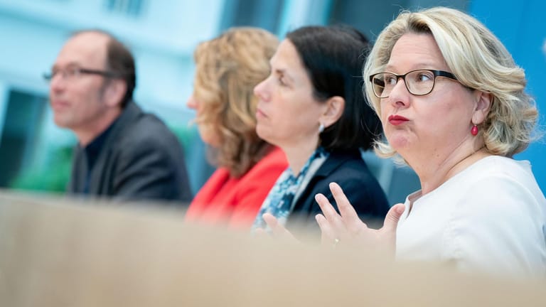 Bundesumweltministerin Svenja Schulze (r.) stellt drei Gutachten vor, neben ihr sitzen Uwe Nestle (l-r) (FÖS), Claudia Kemfert (DIW) und Katja Rietzler (IMK): Wie sähe eine CO2-Steuer aus?