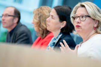Bundesumweltministerin Svenja Schulze (r.) stellt drei Gutachten vor, neben ihr sitzen Uwe Nestle (l-r) (FÖS), Claudia Kemfert (DIW) und Katja Rietzler (IMK): Wie sähe eine CO2-Steuer aus?