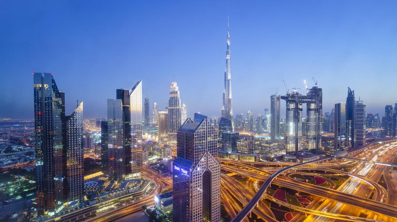 Skyline von Dubai: Die Vereinigten Emirate – allen voran Dubai – präsentieren sich modern und fortschrittlich. Doch die Strukturen sind nach wie vor traditionell-patriarchalisch.