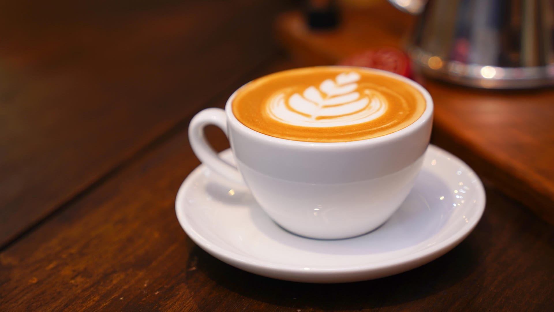 Flat White: Der feine Milchschaum eignet sich für Latte Art, also kleinn Kunstwerken, die beim Einschenken entstehen.