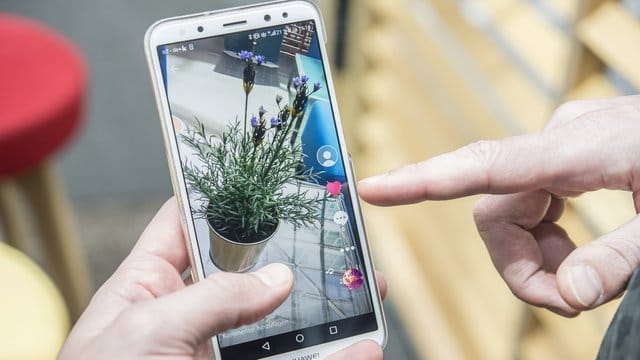 Video aufnehmen, Song auswählen, teilen: Vor allem junge Leute nutzen die App TikTok. Video aufnehmen, Song auswählen, teilen: Vor allem junge Leute nutzen die App TikTok.