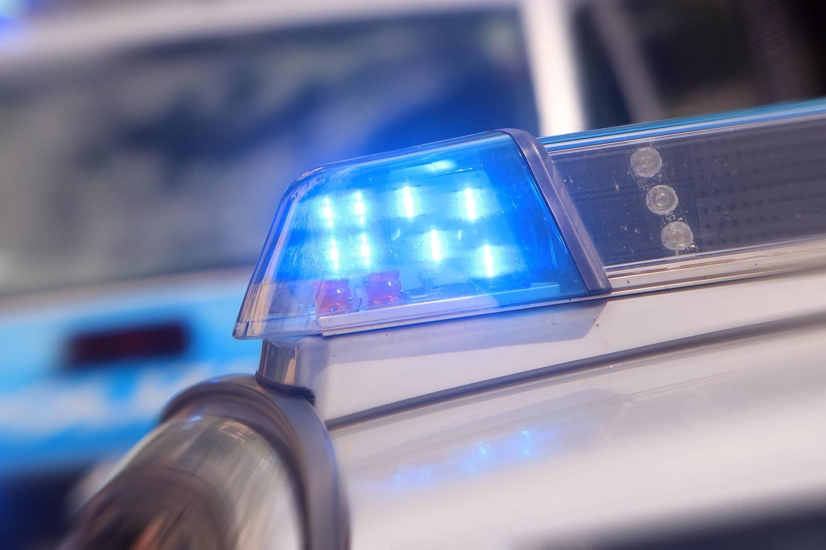 Einsatzwagen der Polizei: In Bremen sind Flüchtlinge mutmaßlich aus ausländerfeindlichen Gründen angegriffen worden (Symbolbild).