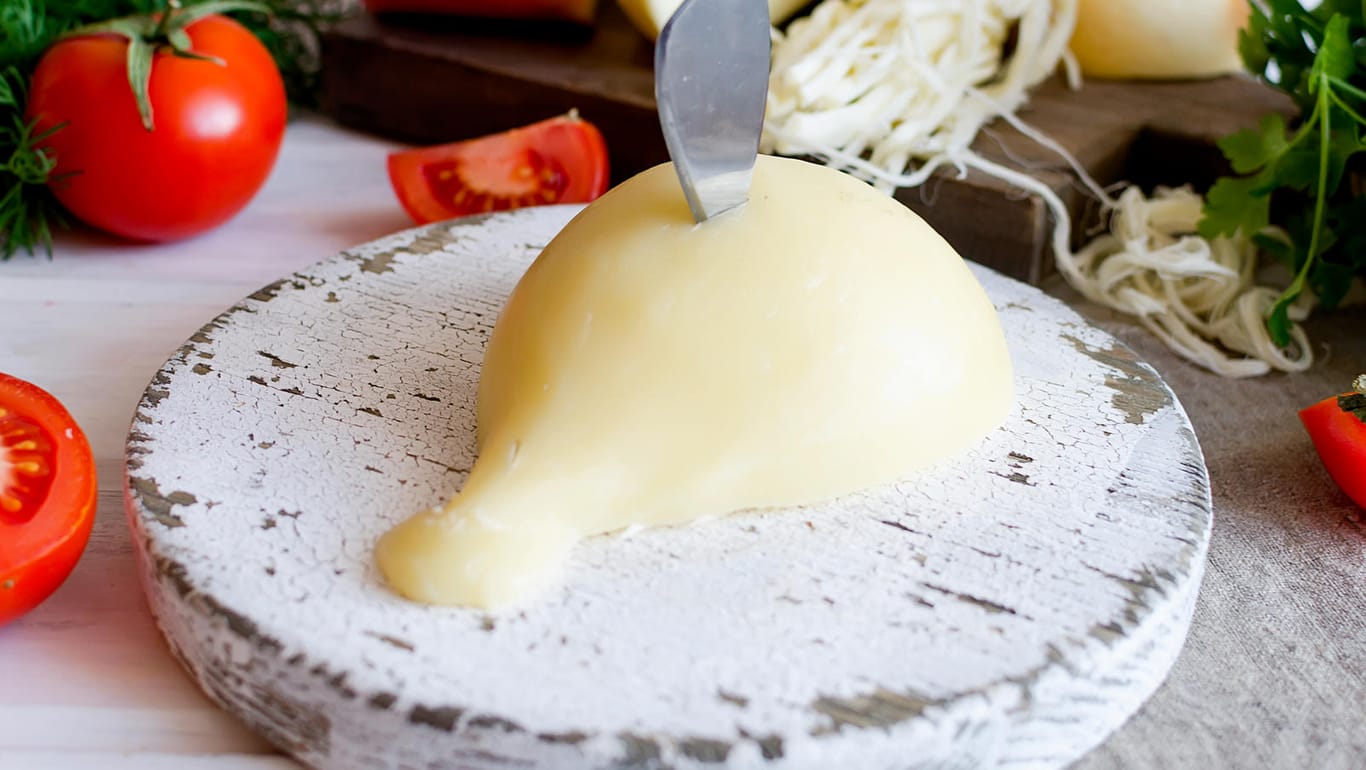 Pasta Filata: Zu den traditionellen Käsesorten gehören Provolone, Mozzarella und Caciocavallo.
