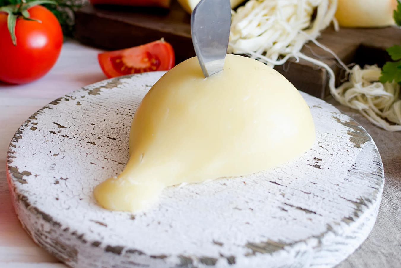 Pasta Filata: Zu den traditionellen Käsesorten gehören Provolone, Mozzarella und Caciocavallo.