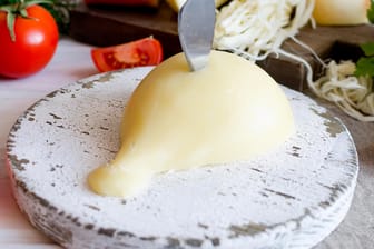 Pasta Filata: Zu den traditionellen Käsesorten gehören Provolone, Mozzarella und Caciocavallo.