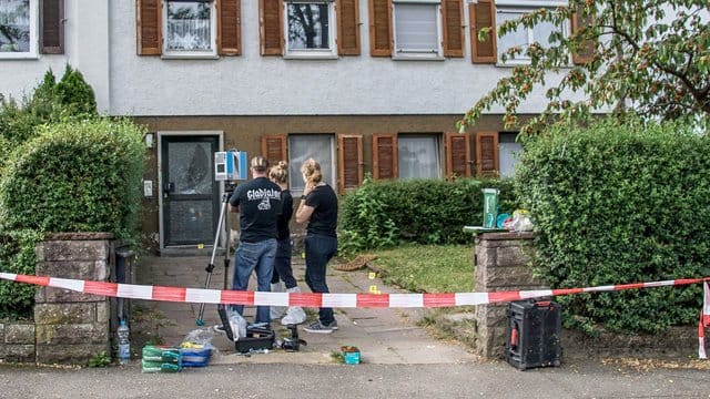 Mitarbeiter der Spurensicherung am Tatort, wo der Polizeieinsatz stattgefunden hat. Mitarbeiter der Spurensicherung am Tatort, wo der Polizeieinsatz stattgefunden hat.