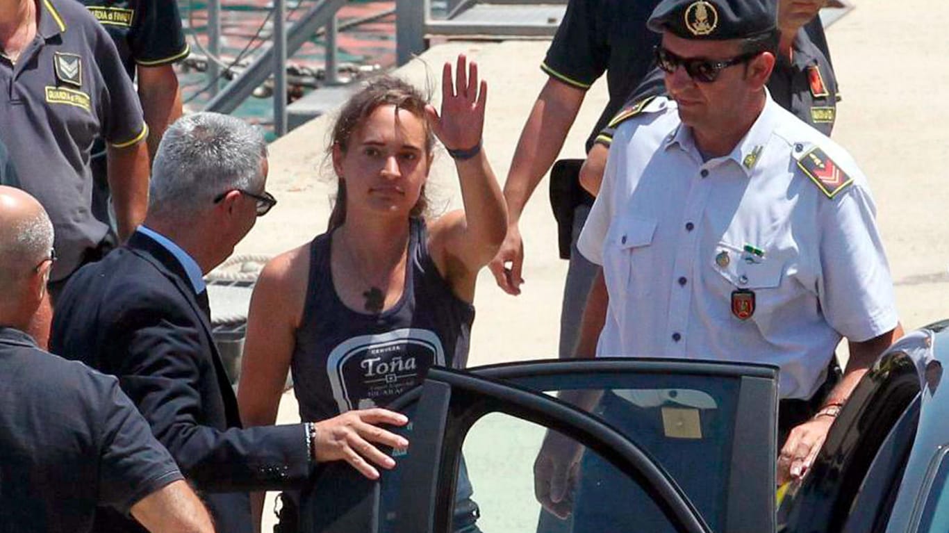 Carola Rackete (m.): Die deutsche Kapitänin wurde in Italien zeitweilig festgenommen.