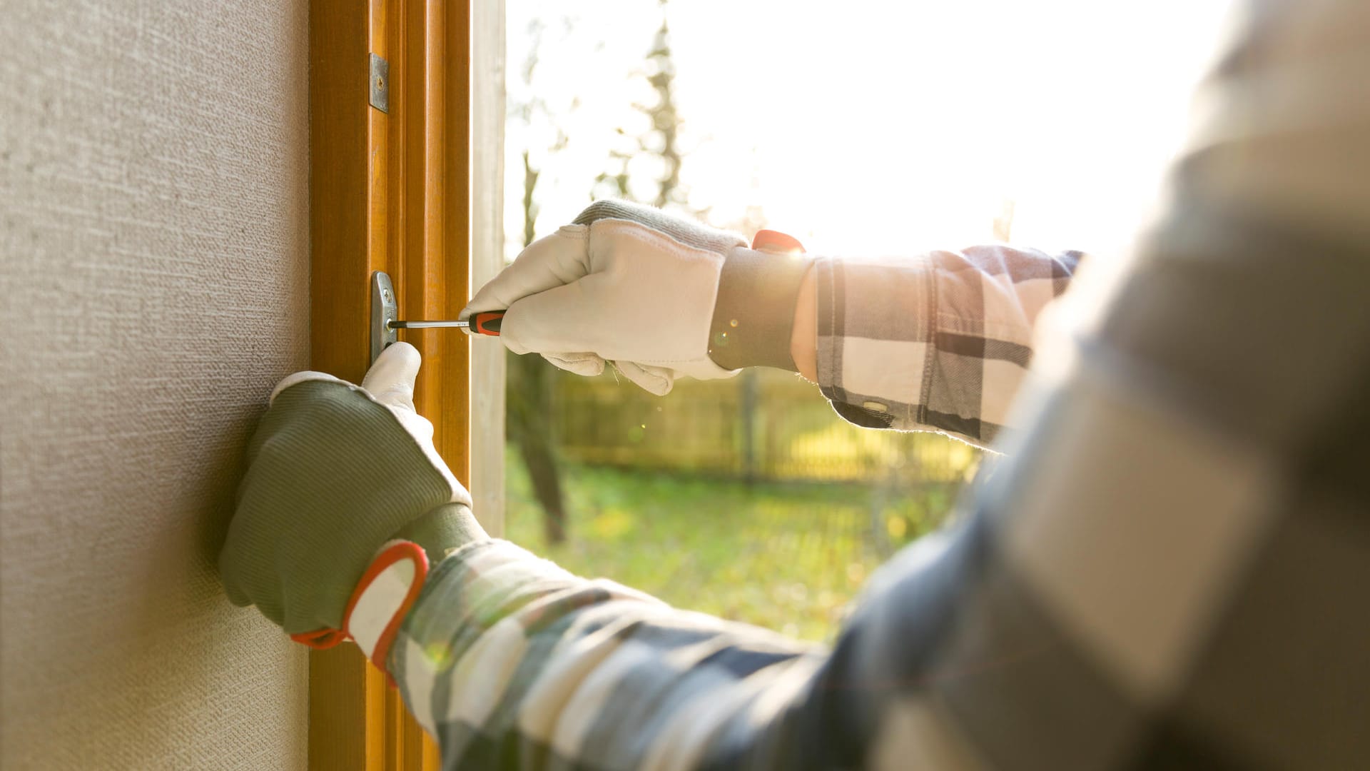 Handwerker am Fenster: Wie viel Mieter für Reparaturen zahlen müssen, ist nicht einheitlich festgelegt.