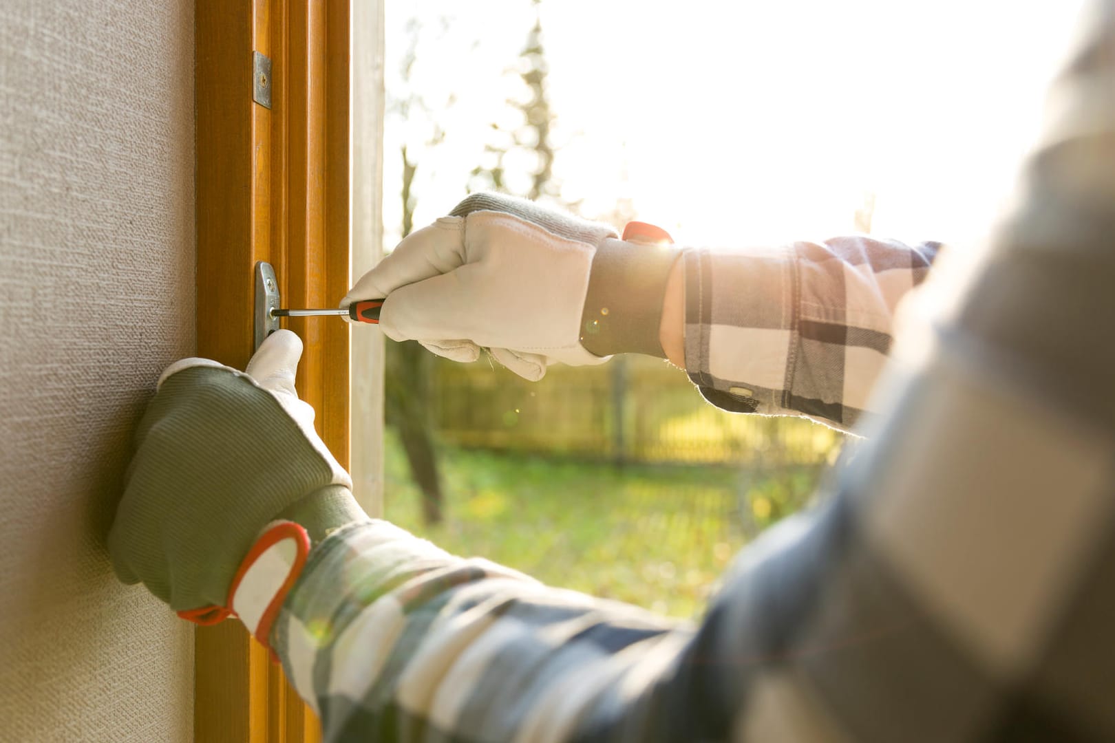 Handwerker am Fenster: Wie viel Mieter für Reparaturen zahlen müssen, ist nicht einheitlich festgelegt.