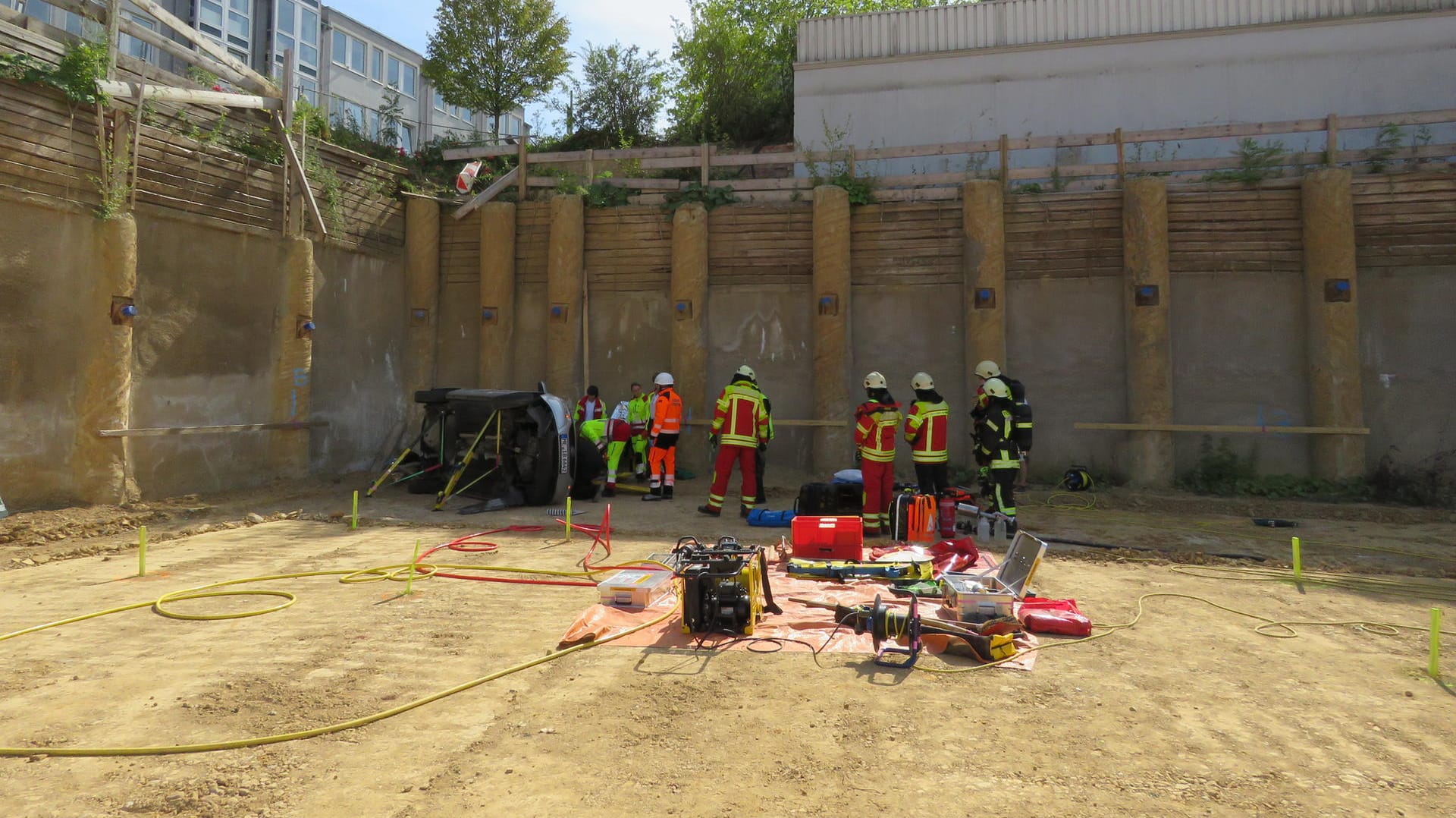 Feuerwehrleute und Sanitäter arbeiten an der Unfallstelle: Ein Rettungshubschrauber brachte die Frau ins Krankenhaus.