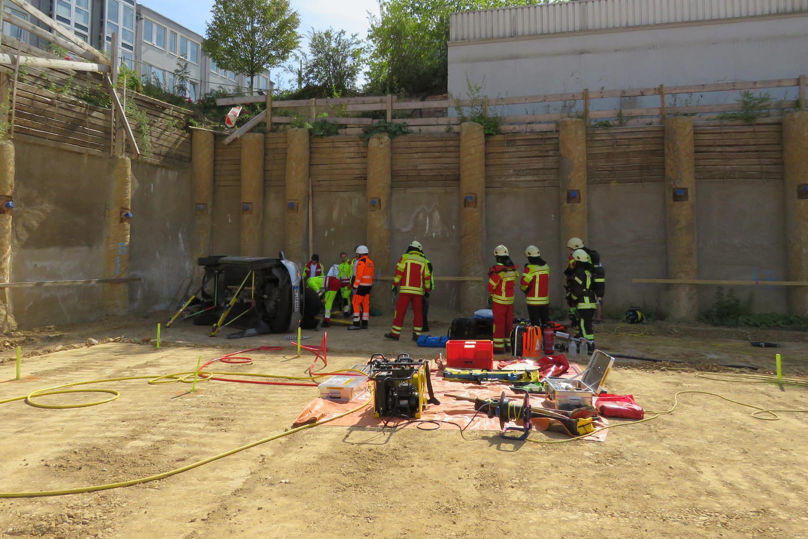 Feuerwehrleute und Sanitäter arbeiten an der Unfallstelle: Ein Rettungshubschrauber brachte die Frau ins Krankenhaus.