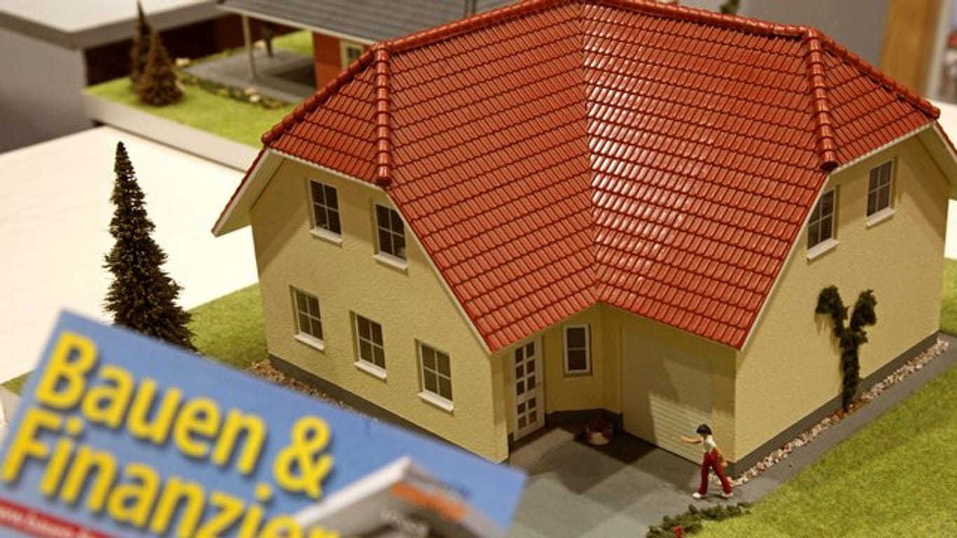 Historisch tief stehen die Zinsen für einen Immobilienkredit zur Finanzierung der eigenen vier Wände.