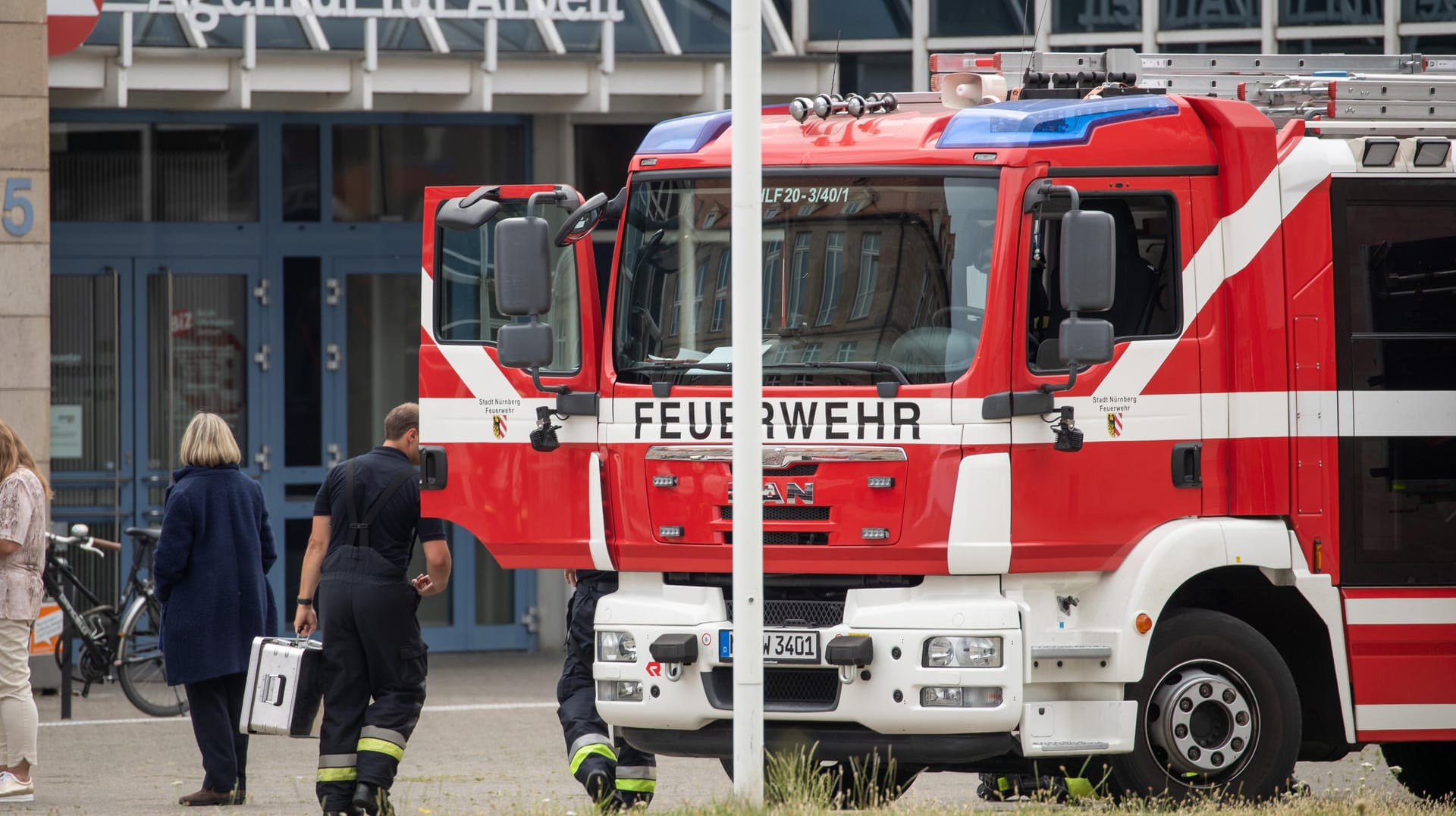 Ein Feuerwehrfahrzeug steht vor der Filiale der Arbeitsagentur: Ein giftiger Alkohol lief in dem Gebäude aus, der Geruch verletzte mehrere Menschen. Ein Feuerwehrfahrzeug steht vor der Filiale der Arbeitsagentur: Ein giftiger Alkohol lief in dem Gebäude aus, der Geruch verletzte mehrere Menschen.