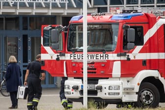Ein Feuerwehrfahrzeug steht vor der Filiale der Arbeitsagentur: Ein giftiger Alkohol lief in dem Gebäude aus, der Geruch verletzte mehrere Menschen.