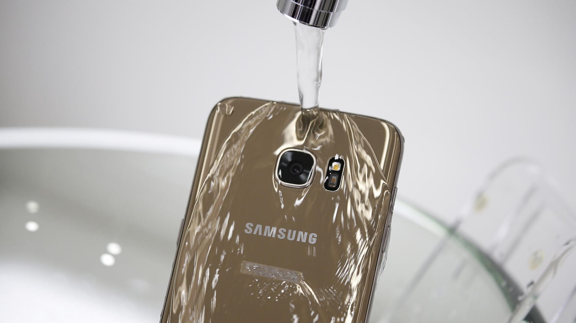 Das Samsung Galaxy S7 wird unter fließendes Wasser gehalten: Samsungs Top-Smartphones sind wasserfest - aber nur bedingt.