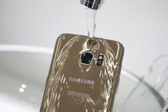 Das Samsung Galaxy S7 wird unter fließendes Wasser gehalten: Samsungs Top-Smartphones sind wasserfest - aber nur bedingt.