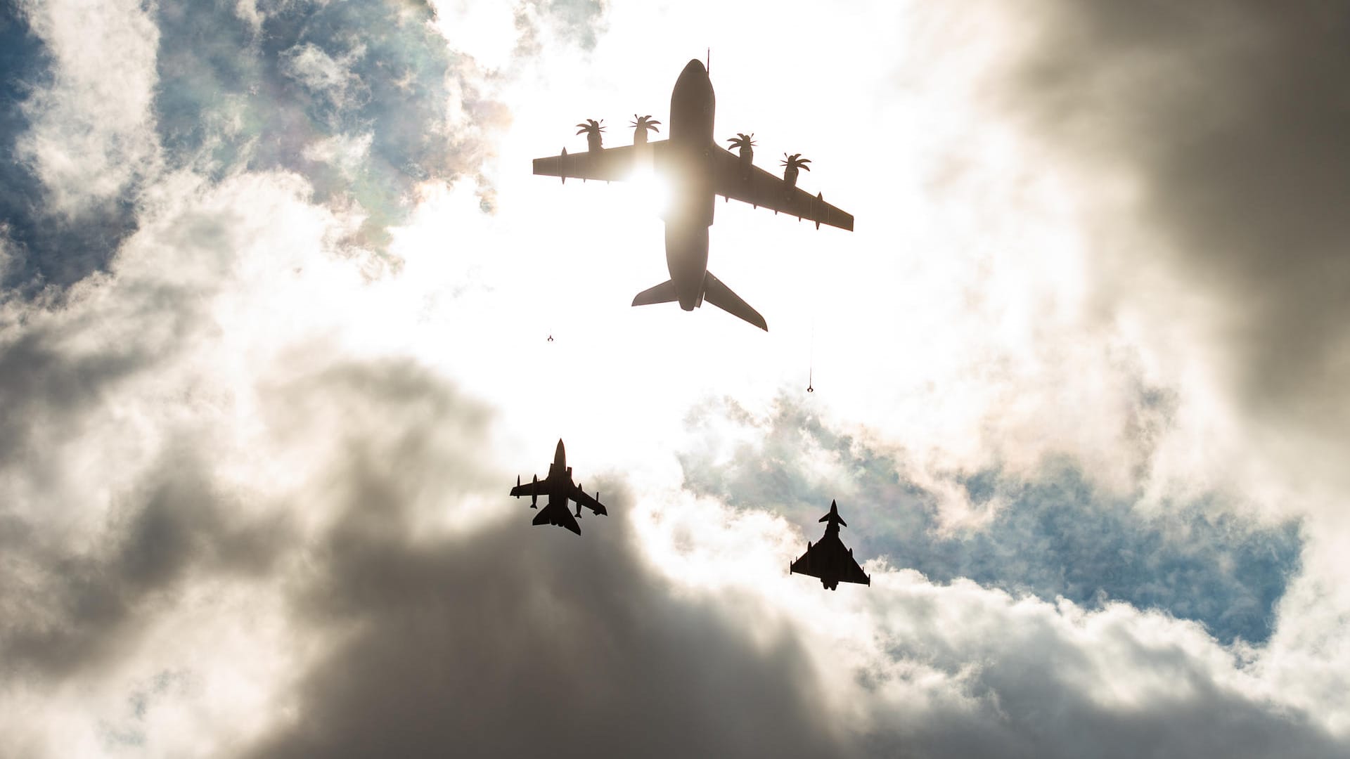 Ein A400M fliegt vor einem Kampfjet und einem Eurofighter: Das A400M sollen von Jordanien aus für die Betankung von Kampfflugzeugen sein.