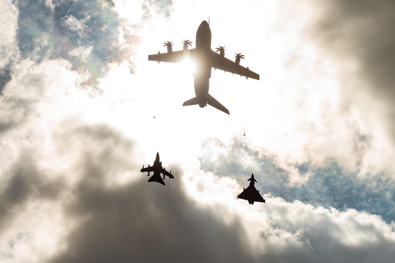 Ein A400M fliegt vor einem Kampfjet und einem Eurofighter: Das A400M sollen von Jordanien aus für die Betankung von Kampfflugzeugen sein.