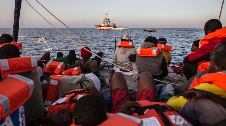 Die Geretteten an Bord der "Alex": Die Einfahrt nach Lampedusa wird dem Segelschiff bislang verwehrt.