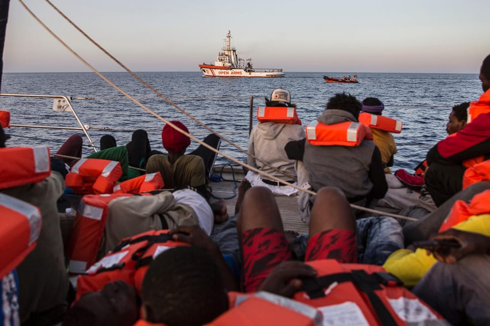 Die Geretteten an Bord der "Alex": Die Einfahrt nach Lampedusa wird dem Segelschiff bislang verwehrt.