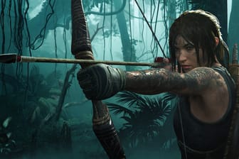 Lara Croft mit Pfeil und Bogen