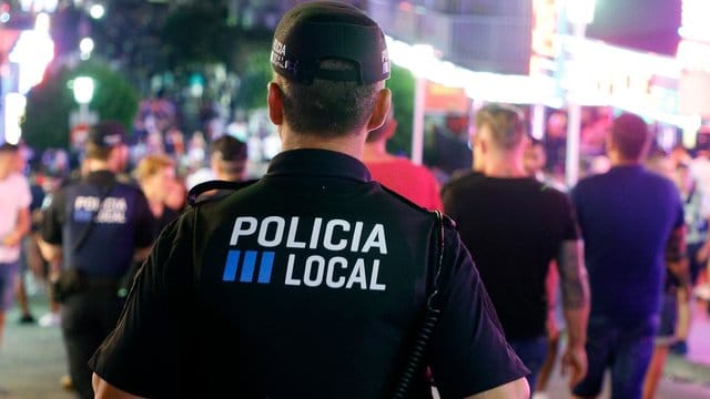 Die lokale Polizei von Calvia patrouilliert in der Nacht auf den Straßen von Magaluf. Die lokale Polizei von Calvia patrouilliert in der Nacht auf den Straßen von Magaluf.