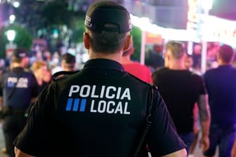 Die lokale Polizei von Calvia patrouilliert in der Nacht auf den Straßen von Magaluf.