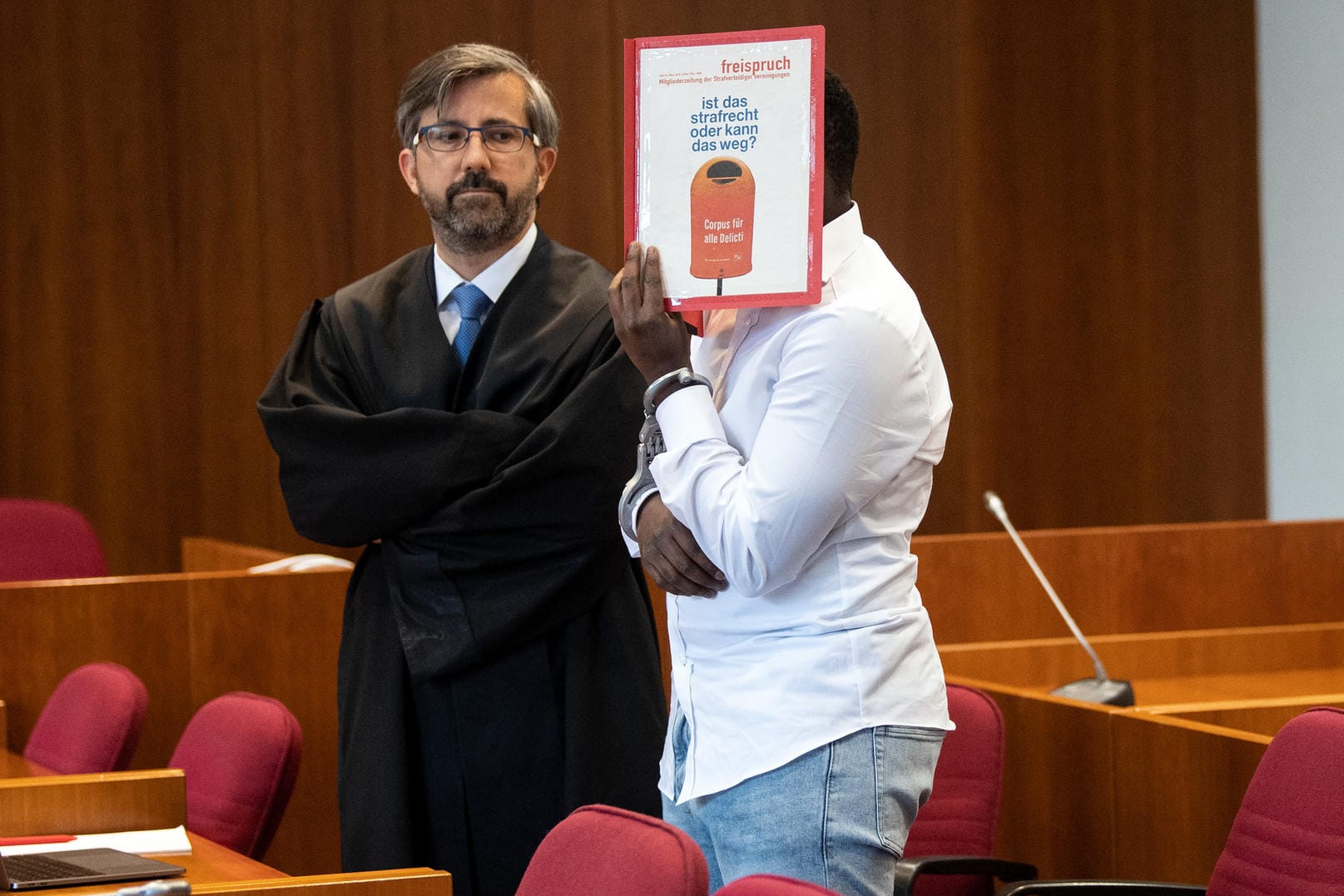 Der Angeklagte mit seinem Verteidiger im Landgericht: Das Gericht folgte mit dem Strafmaß von zehn Jahren Haft der Forderung der Staatsanwaltschaft.