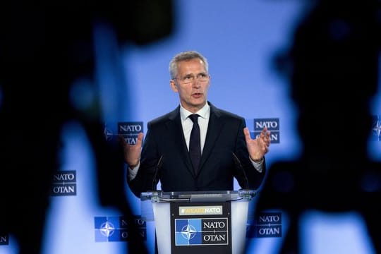 Generalsekretär Jens Stoltenberg spricht auf dem Nato-Russland-Treffen in Brüssel.