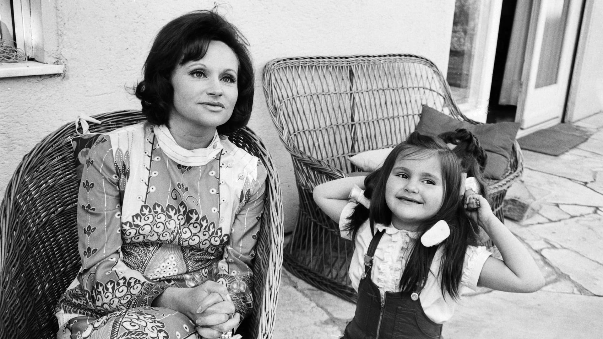 Lis Verhoeven mit ihrer Tochter Stella Adorf.