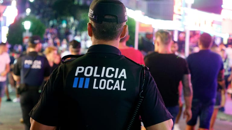 Ein Polizist patroulliert im Nachtleben von Mallorca: Mehreren Deutschen wird die Vergewaltigung einer 18-Jähren vorgeworfen.