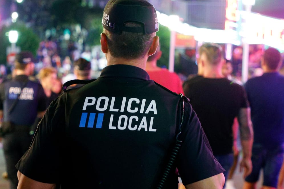 Ein Polizist patroulliert im Nachtleben von Mallorca: Mehreren Deutschen wird die Vergewaltigung einer 18-Jähren vorgeworfen.