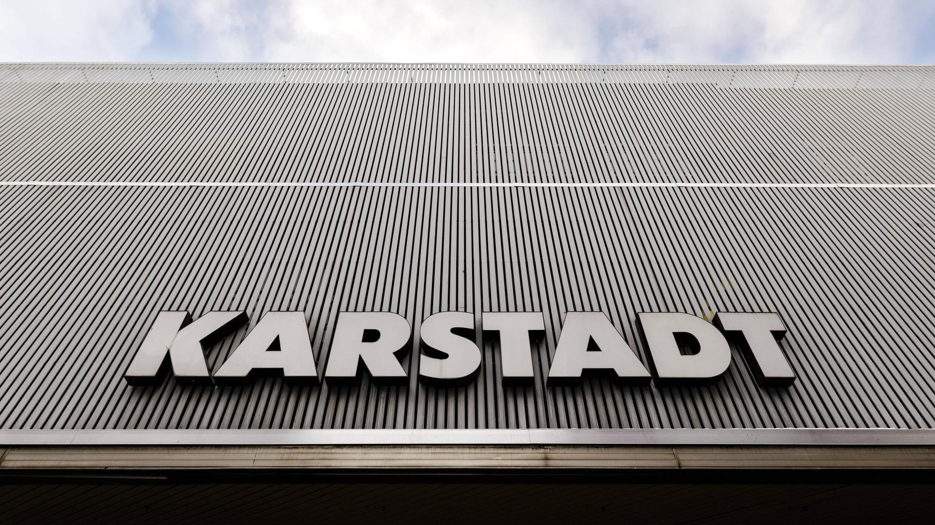 Karstadt Logo an einer Filiale am Neumarkt in Köln: Ladendetektive sollen in einer Filiale des Kaufhauses Diebe erpresst haben. Karstadt Logo an einer Filiale am Neumarkt in Köln: Ladendetektive sollen in einer Filiale des Kaufhauses Diebe erpresst haben.