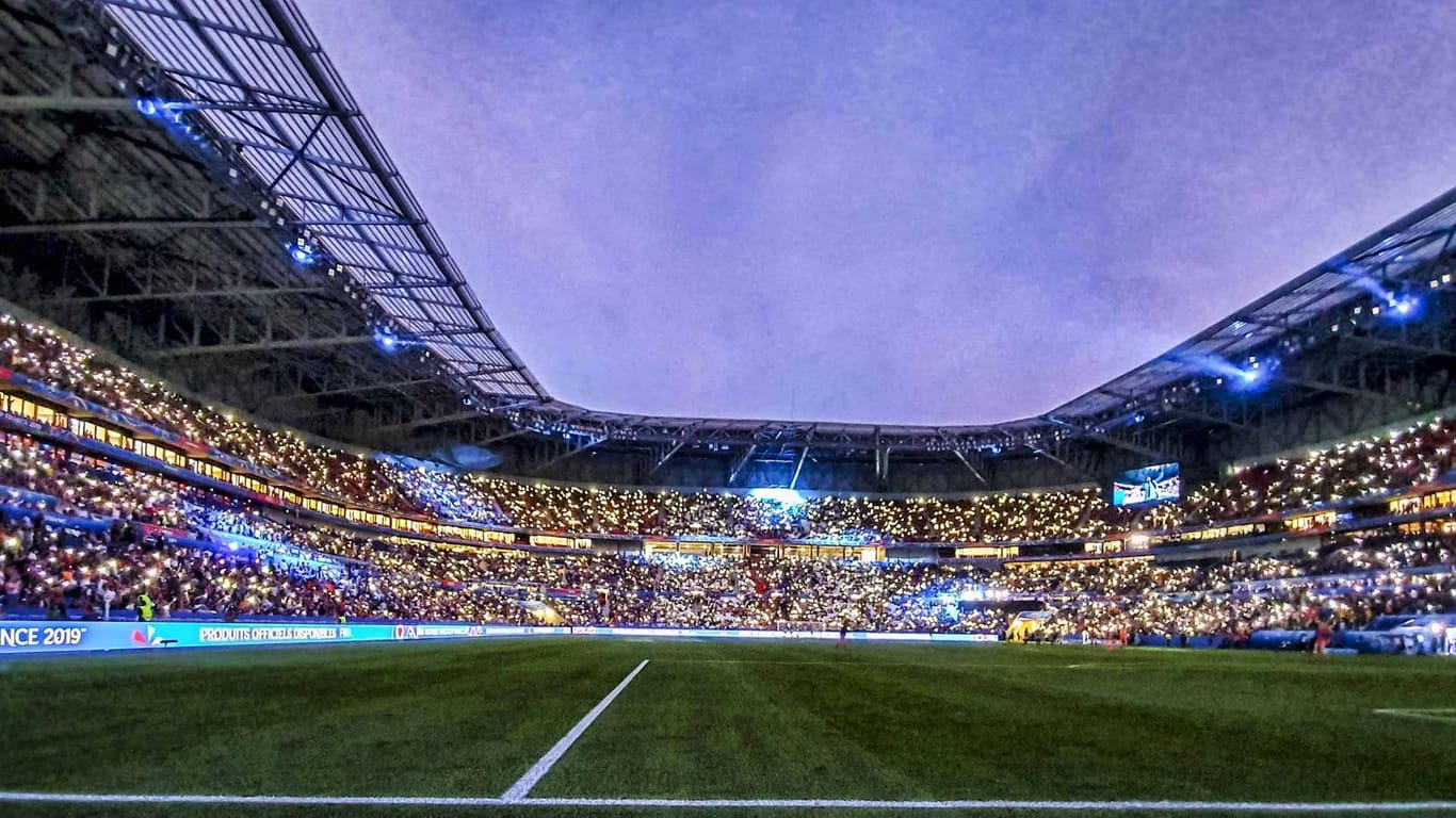 Ambitionierte Pläne: Die WM in Frankreich (hier ein Bild vor dem Halbfinale zwischen den Niederlanden und Schweden in Lyon) ist für Fifa-Präsident Gianni Infantino bisher ein voller Erfolg. Er will das Starterfeld erweitern.