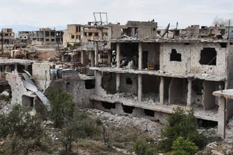 Zerstörte Gebäude in Syrien: Bei einem Luftangriff auf Idlib wurde ein Krankenhaus zerstört, das vom Auswärtigen Amt der Bundesrepublik unterstützt wird.