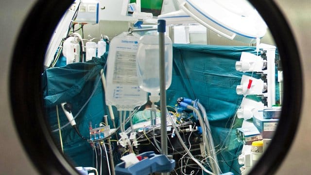 Blick in ein OP-Saal: Chirurgen verhalfen mehreren querschnittgelähmten Patienten mit einem neuen Verfahren zu Arm- und Handbewegungen. Blick in ein OP-Saal: Chirurgen verhalfen mehreren querschnittgelähmten Patienten mit einem neuen Verfahren zu Arm- und Handbewegungen.