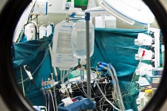 Blick in ein OP-Saal: Chirurgen verhalfen mehreren querschnittgelähmten Patienten mit einem neuen Verfahren zu Arm- und Handbewegungen.