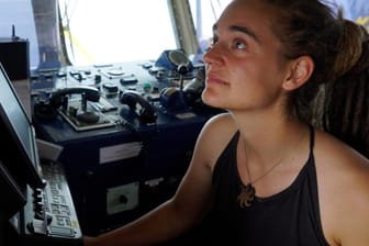 Carola Rackete auf der "Sea Watch3": Die Kapitänin des Rettungsschiffs kritisiert nicht nur Italiens Innenminister. Auch Horst Seehofer zieht ihren Ärger auf sich.